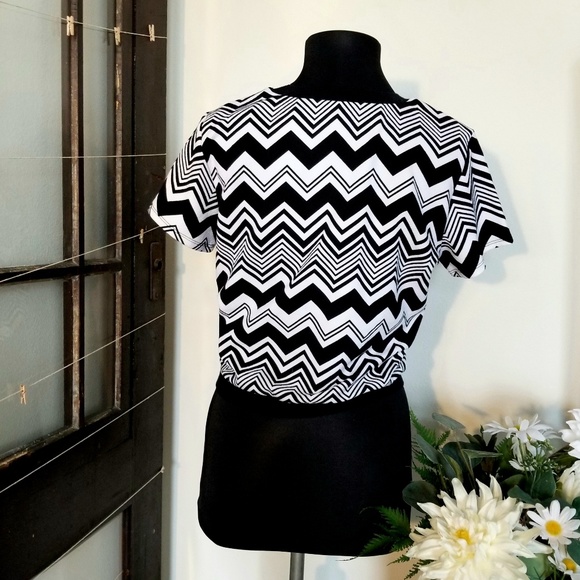 Chevron Black & White Crop Top Tee - Picture 4 of 5